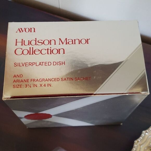 Vtg 1978 Avon Hudson Manor Collection Silverplated Dish with Ariane Satin Sachet - Picture 9 of 10